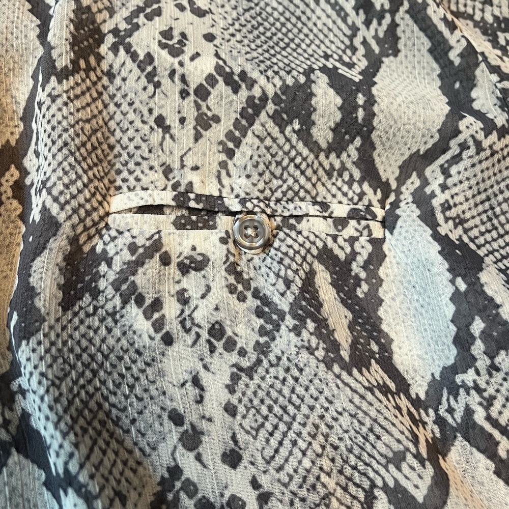 Kut from the Kloth Sinclaire Snake Print Button Down Blouse SZ Large - Picture 6 of 11
